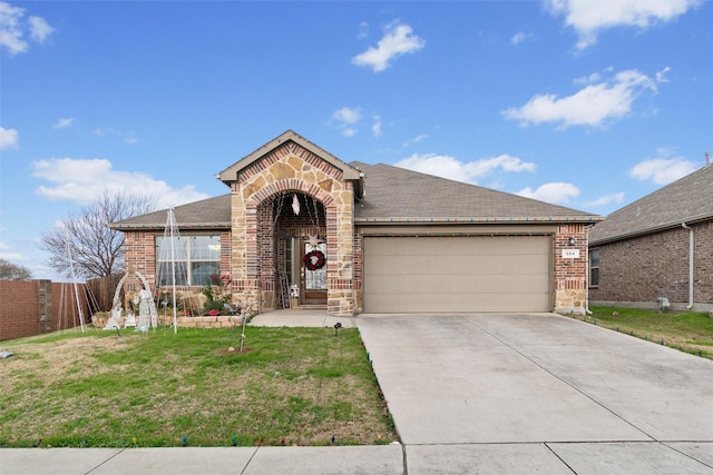 view of front of home featuring a front yard and a garage