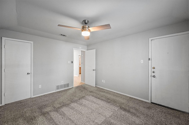 unfurnished room featuring ceiling fan and carpet