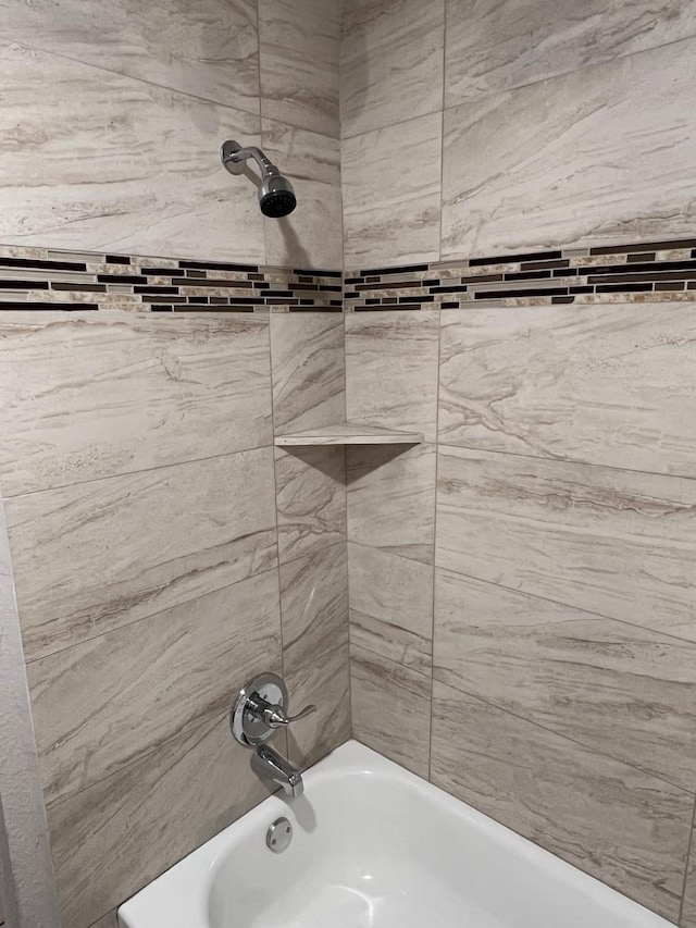 bathroom with tiled shower / bath