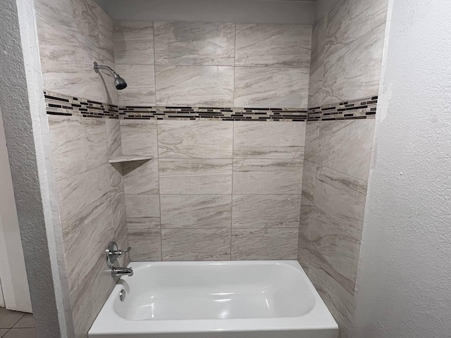 bathroom featuring tiled shower / bath