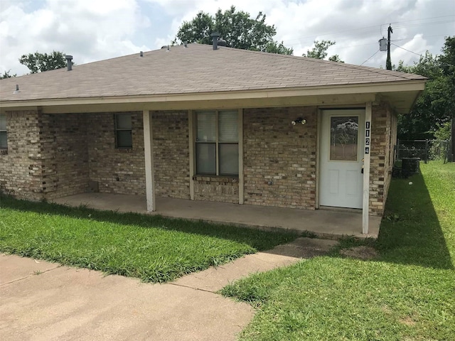 view of front of house featuring a front yard