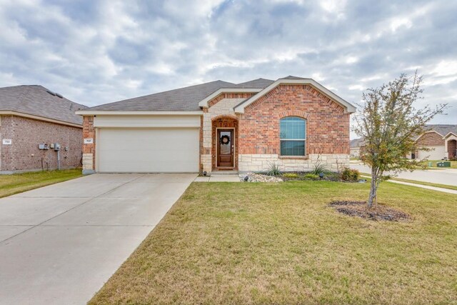 view of front of property featuring a front yard and a garage