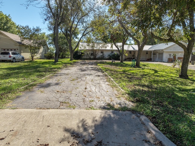 view of front of home featuring a front yard