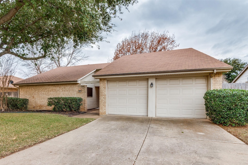 single story home with a front yard