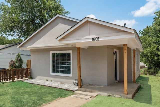 view of front of home featuring a front yard