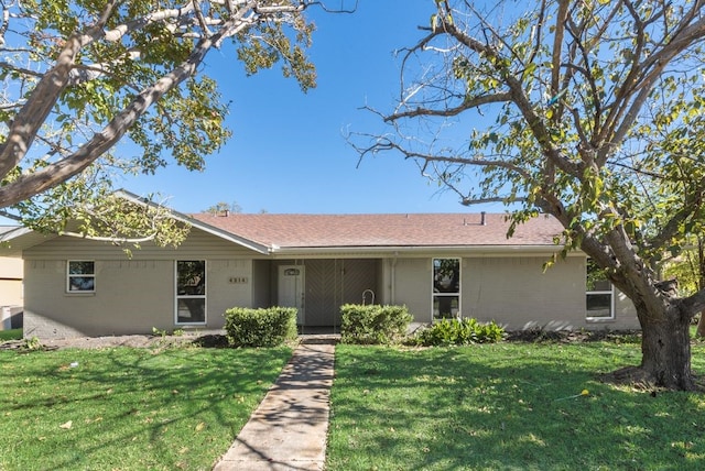 single story home featuring a front lawn