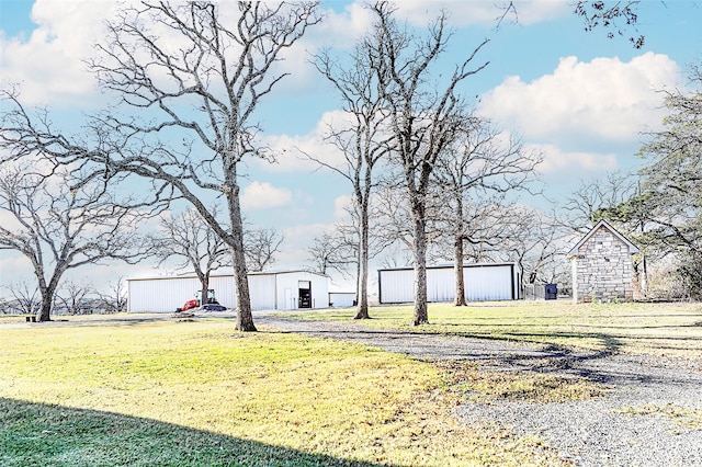 view of yard with an outbuilding