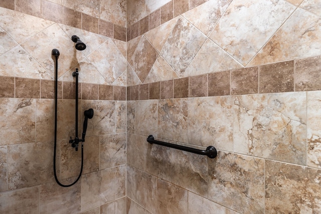 room details featuring tiled shower