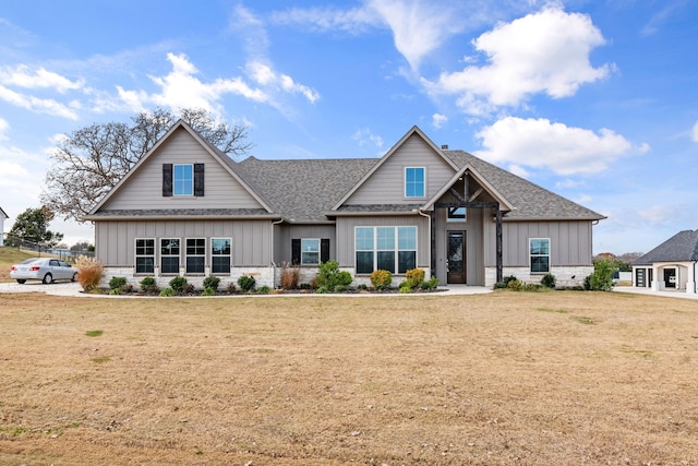 craftsman-style home featuring a front lawn