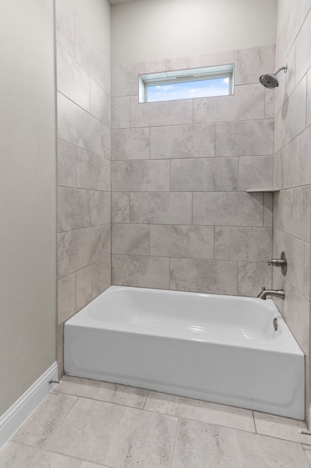 bathroom featuring tiled shower / bath