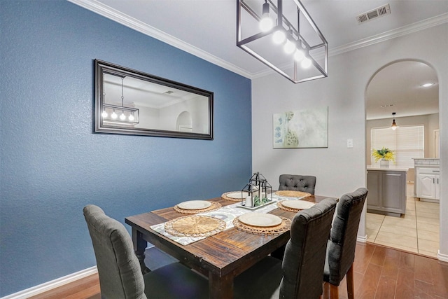 dining area with ornamental molding