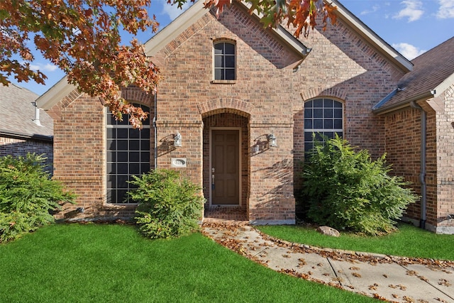 view of front of home featuring a front lawn