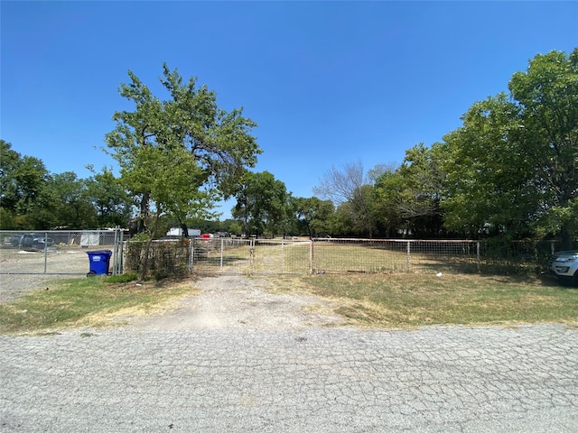 Listing photo 3 for 11715 Terry Dr, Balch Springs TX 75180