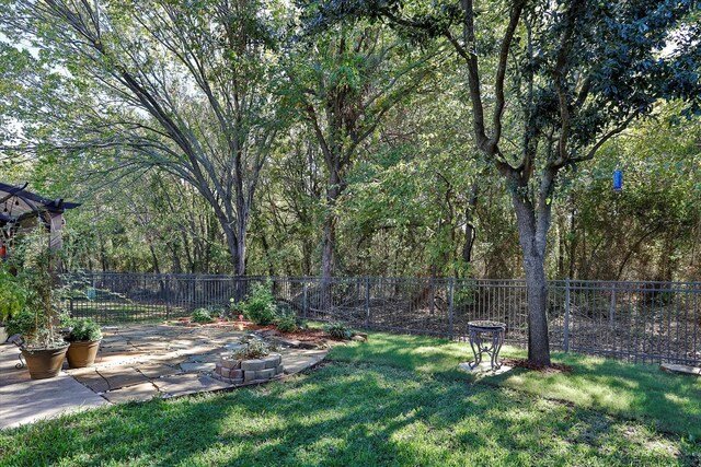 view of yard with a patio area