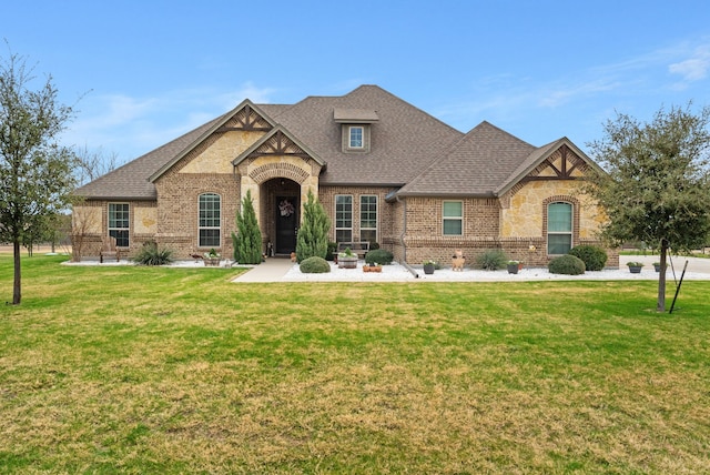 view of front of property featuring a front lawn