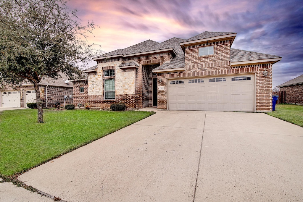 view of front of property with a yard