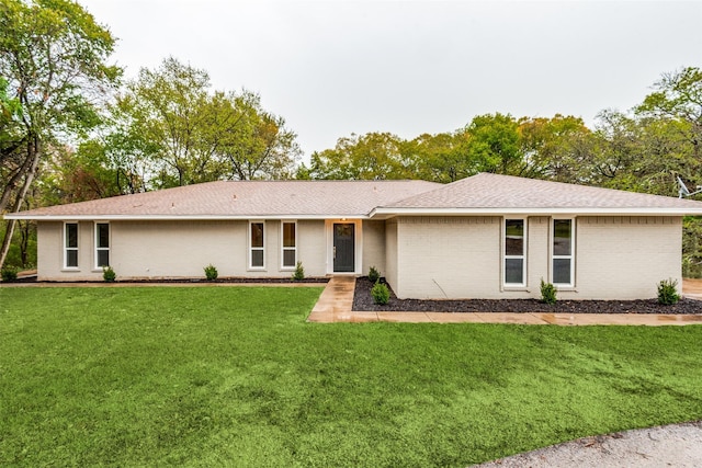 single story home with a front lawn