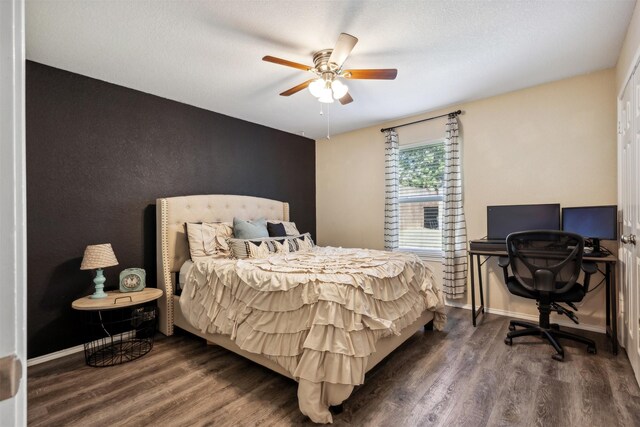 bedroom featuring a textured ceiling, ceiling fan, and dark hardwood / wood-style floors