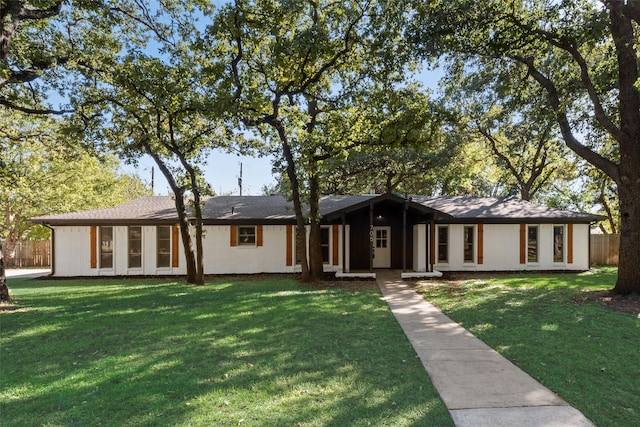 single story home featuring a front lawn