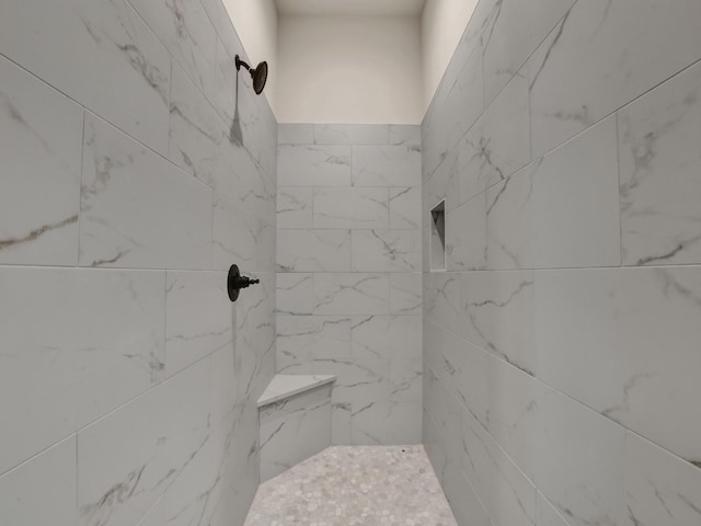 bathroom featuring a tile shower