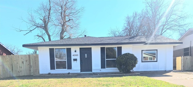 view of front of property featuring a front yard