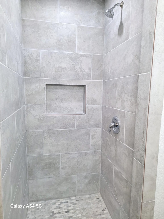 bathroom featuring a tile shower