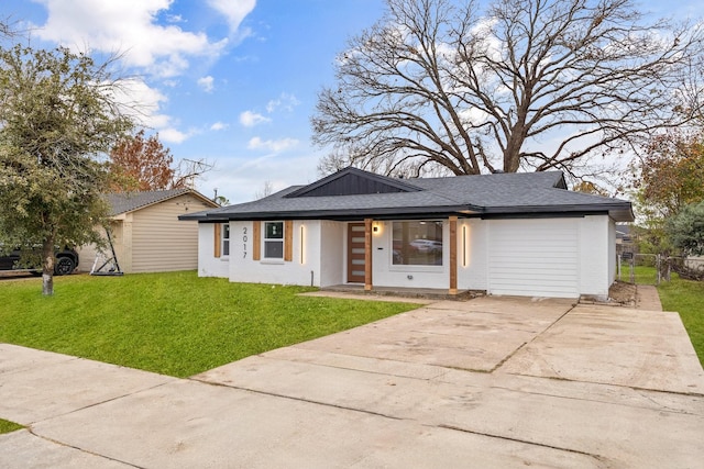 view of front of home featuring a front yard