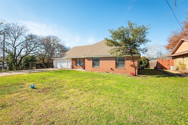 view of front facade with a garage and a front yard