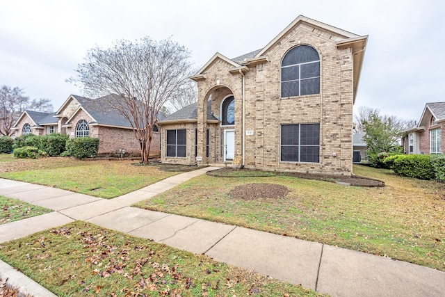 view of front of house featuring a front lawn