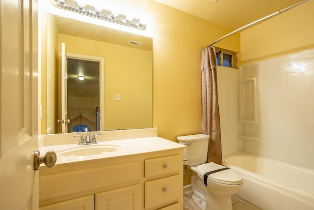 full bathroom with shower / tub combo with curtain, vanity, and toilet