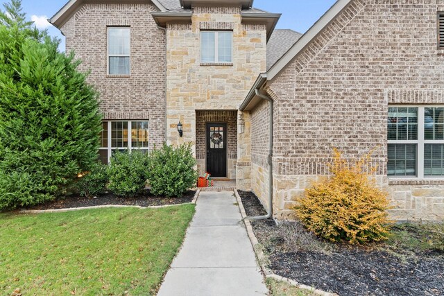 entrance to property featuring a yard