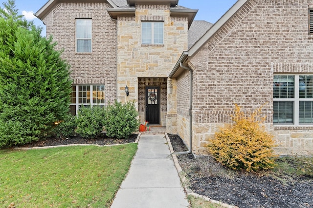 entrance to property featuring a yard