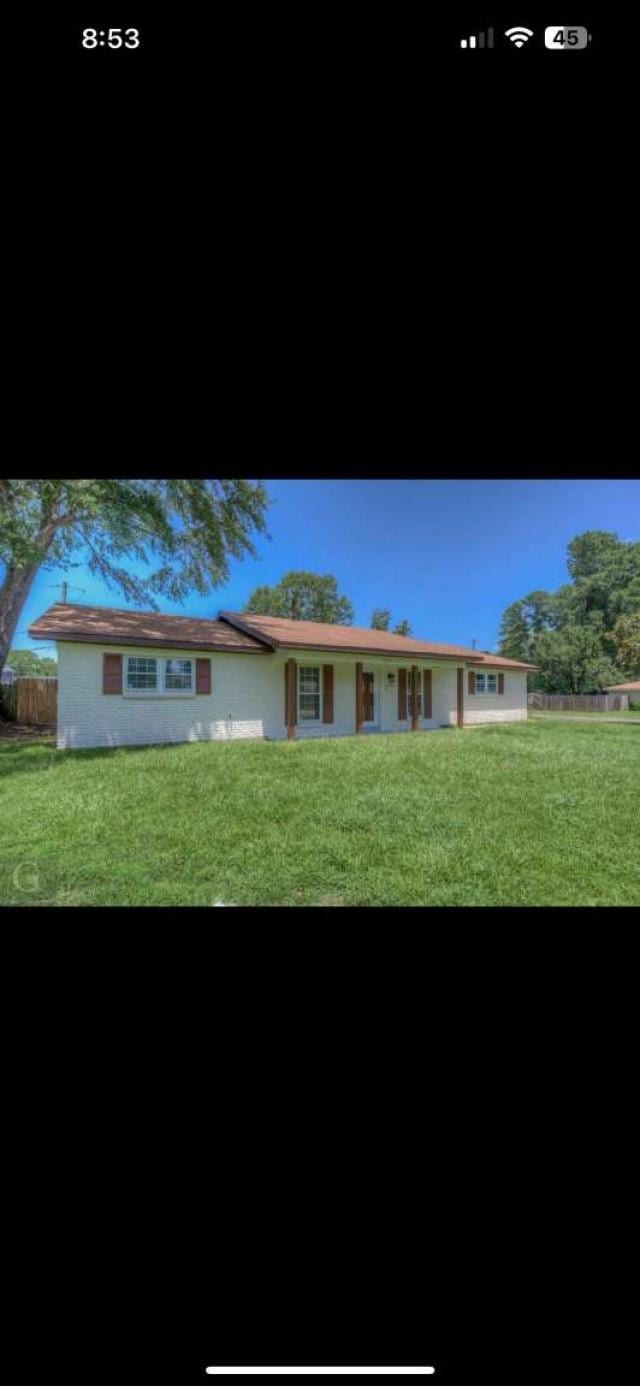 ranch-style home with a front yard