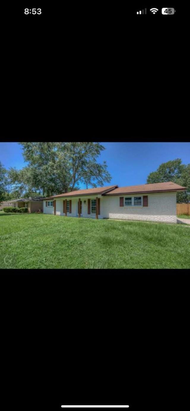 view of front of property featuring a front yard