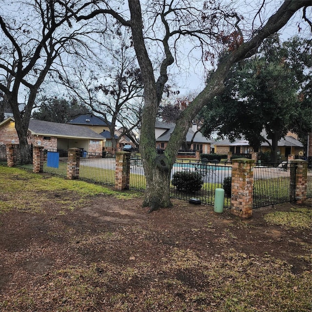 view of yard featuring a swimming pool