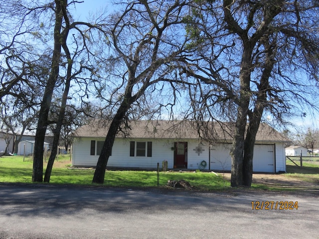 single story home featuring a front lawn