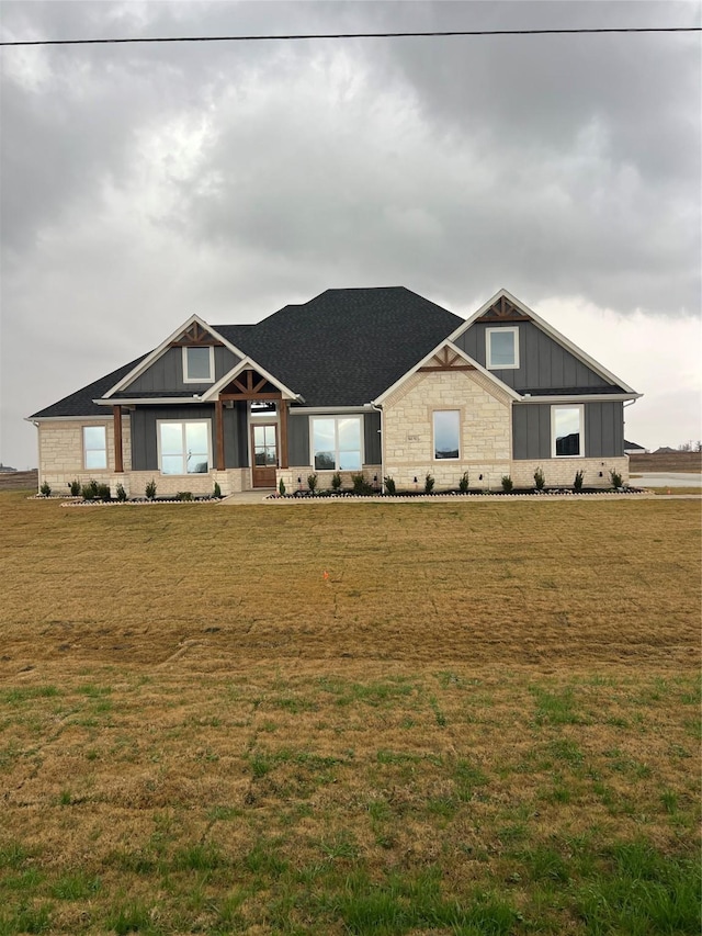 craftsman house with a front lawn