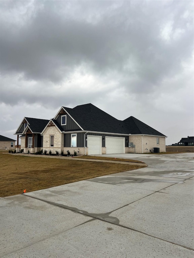 view of front facade with a garage and a front yard