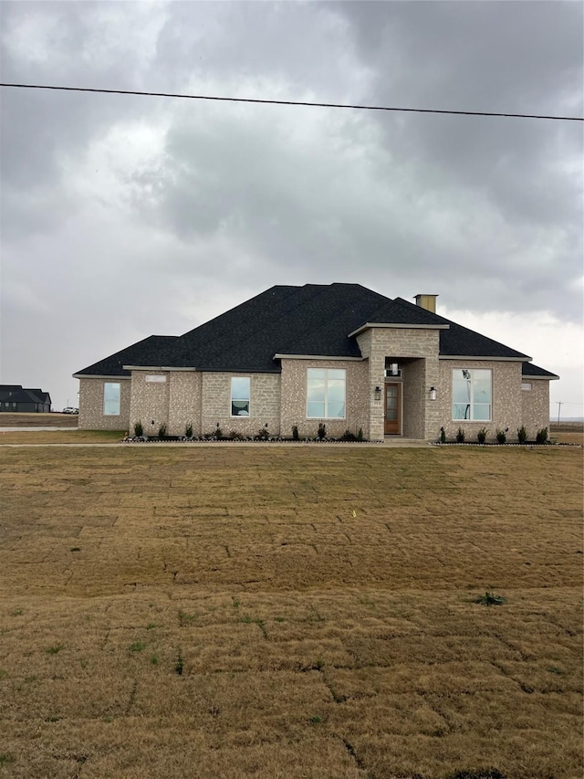 view of front of property featuring a front lawn