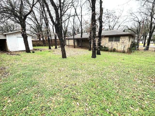 view of yard featuring a shed