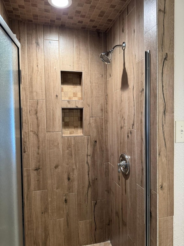 bathroom featuring a tile shower