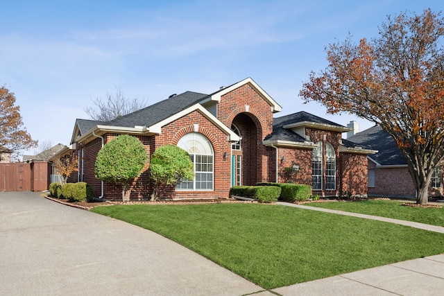 view of front facade with a front lawn