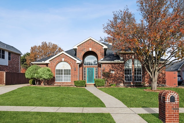 view of front facade featuring a front lawn