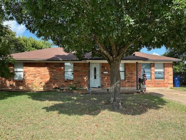 single story home with a front yard