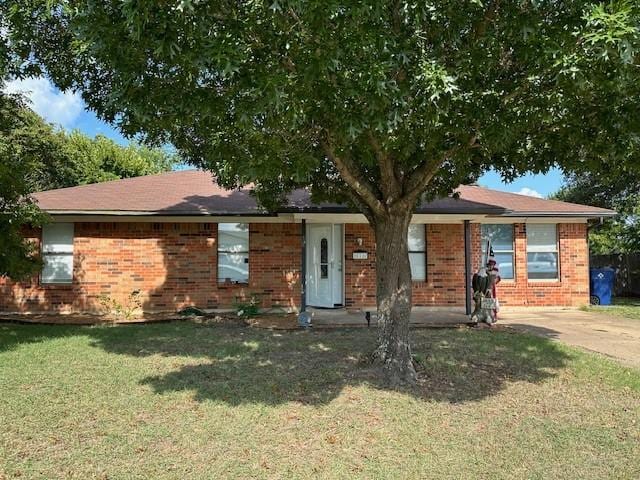 single story home with a front lawn