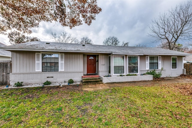 ranch-style house featuring a front lawn