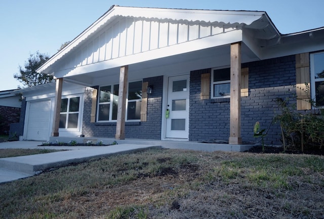 view of front of house with covered porch and a garage