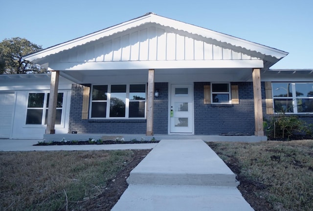 view of front of property featuring a porch