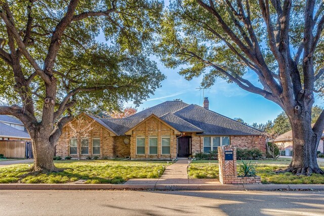 view of front of house featuring a front yard