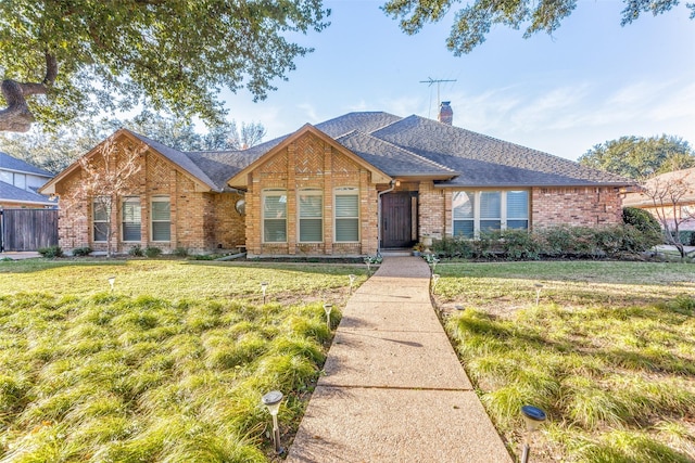 ranch-style home featuring a front lawn